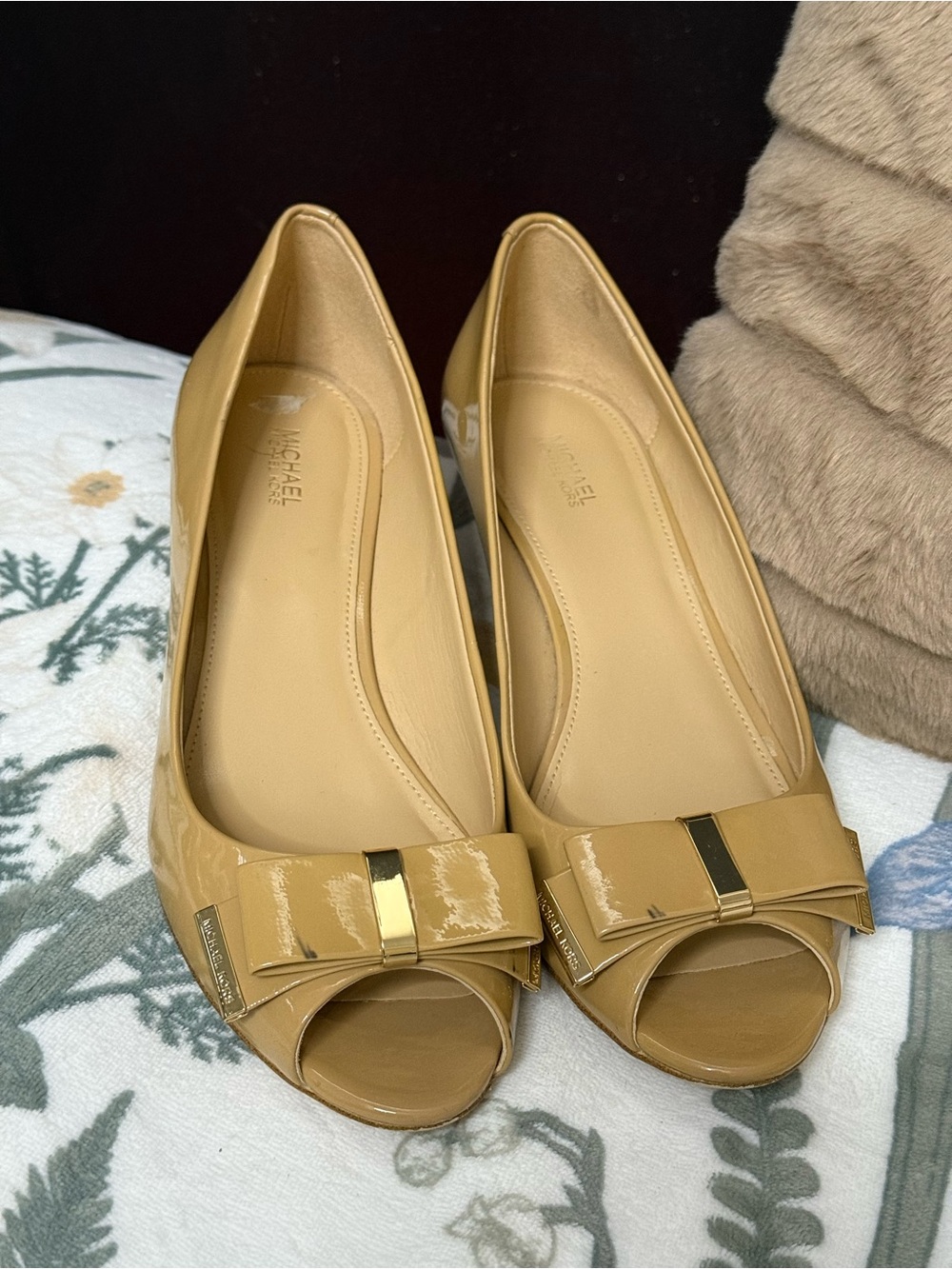 Michael Kors Nude Patent Leather Peep Toe Wedge Bow Pump Shoes Size 9M